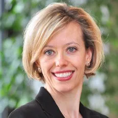 Porno qizning trusigiga qolini qoydi