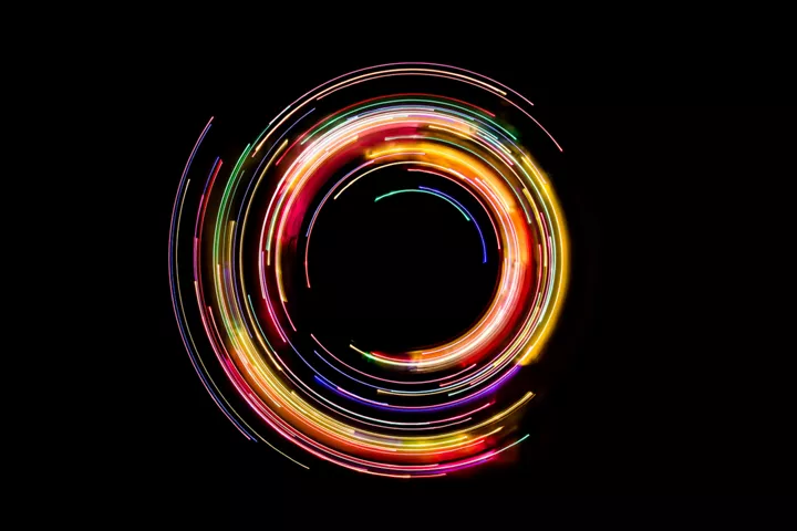 Abstraktní zářící kruhy