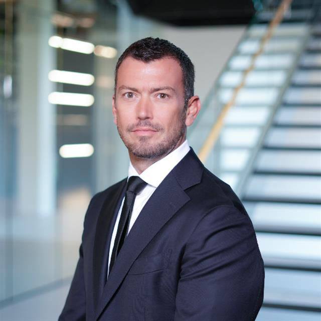 Nicholas Sims | Directeur
