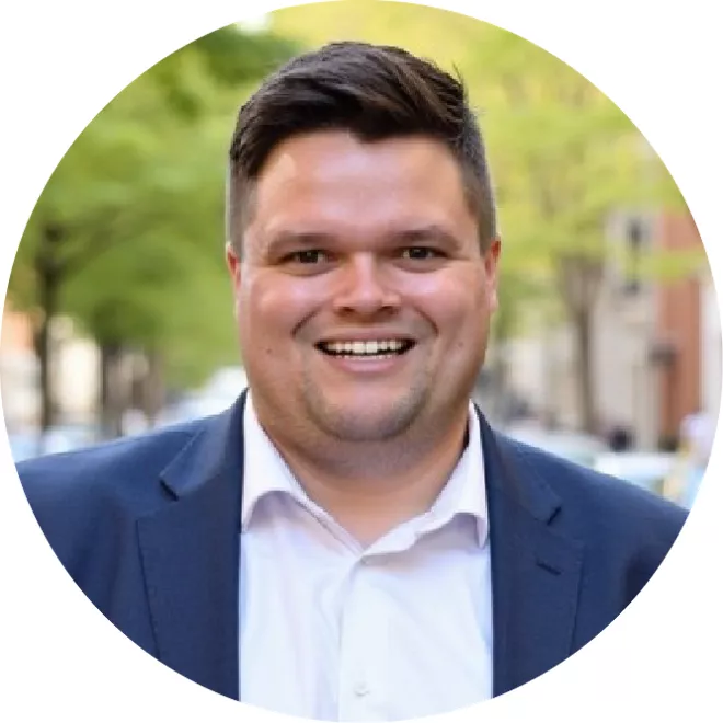 Evan Dammar headshot