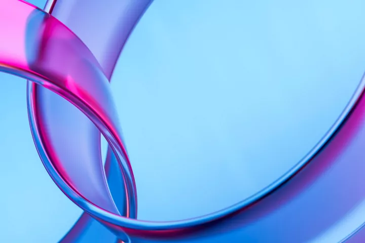 Anéis enlaçados em tons de azul e rosa.