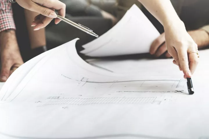 Peníze postavené do věžiček.